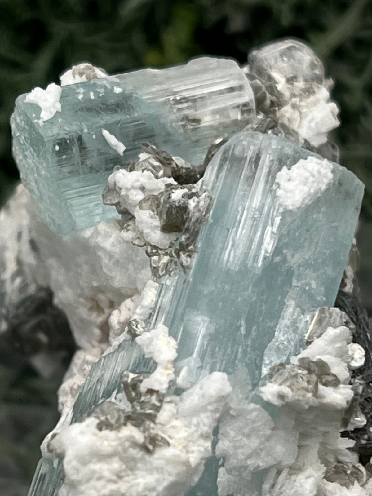 Blauer Aquamarin Edelstein in transparentem Kristall, poliert, mit typischem meerblauem Glanz