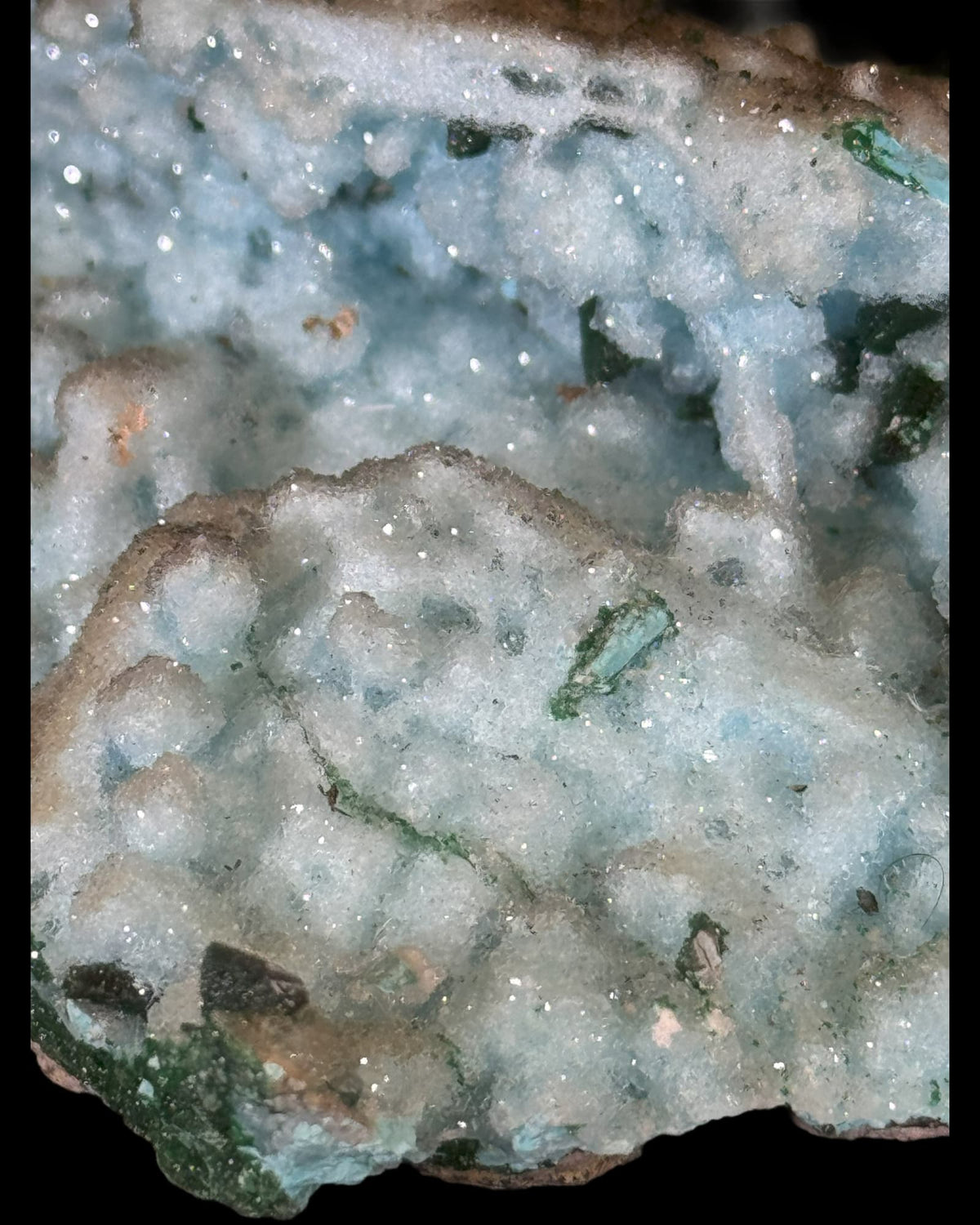 Polierter Chrysokoll-Stein in türkis-blauem Farbverlauf, natürliche Maserung, dekorativer Schmuckstein