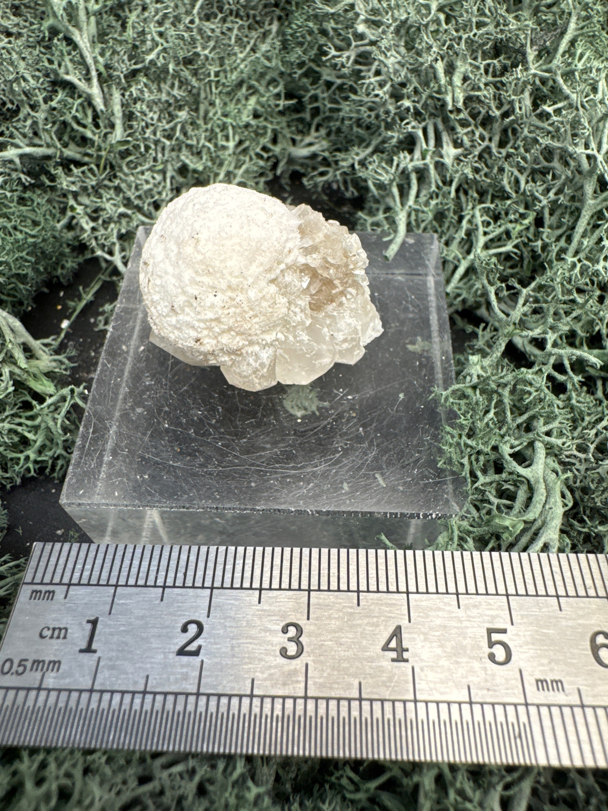 Okenit auf Calcit und Apophyllit Kugel aus Indien ca. 20g - crystal paradise