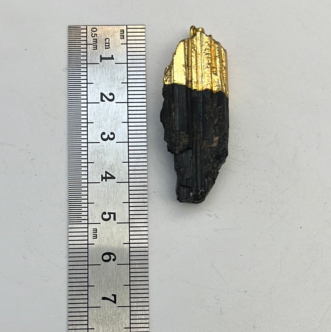 Schwarzer Turmalin Anhänger als Pendel, natürlicher Rohstein in dunkler Farbe, tropfenförmig, 1 Stück