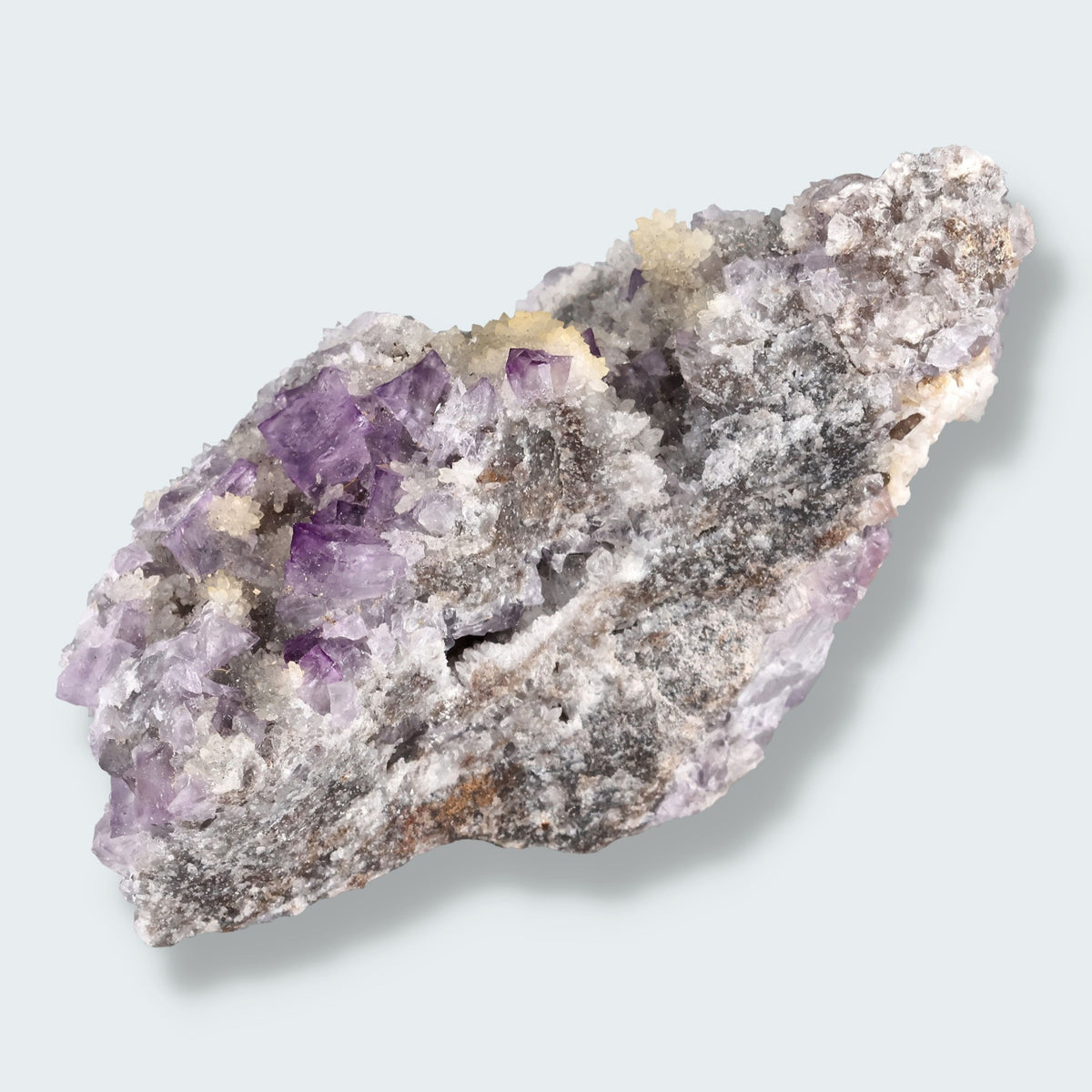 Violetter Fluorit aus Mexiko mit weissen und gelben Quarz Anlagerungen (110g)
