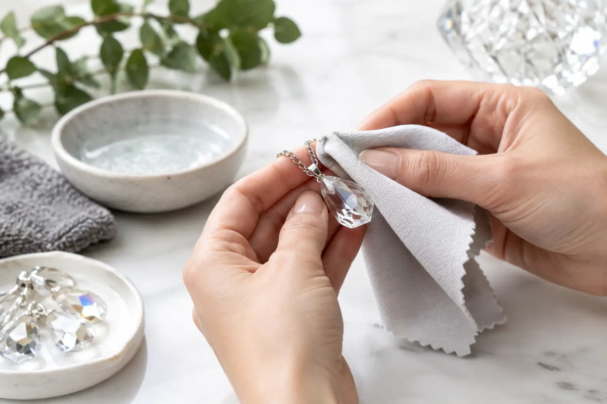 Kristallschmuck täglich pflegen und schön erhalten