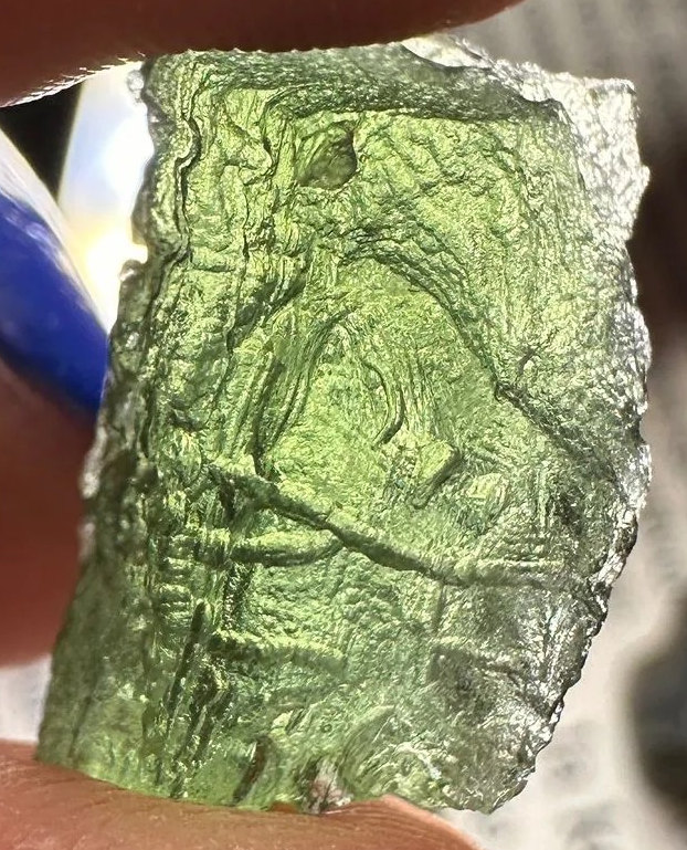 Grüner Moldavit Stein in roher, unregelmäßiger Form – durch Meteoriteneinschlag entstandenes Tektit-Glas aus Tschechien