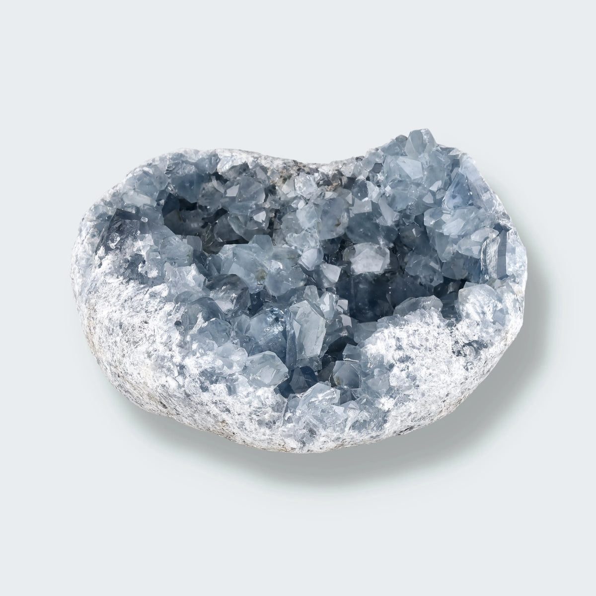 Himmelblaue Celestin-Druse, roh, funkelnde Kristallstruktur, zarter Blauton