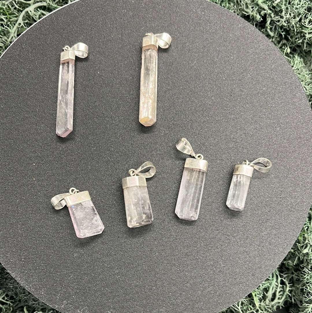 Rosafarbener Kunzit Anhänger in 925 Silber Fassung – zarter Edelstein Schmuck