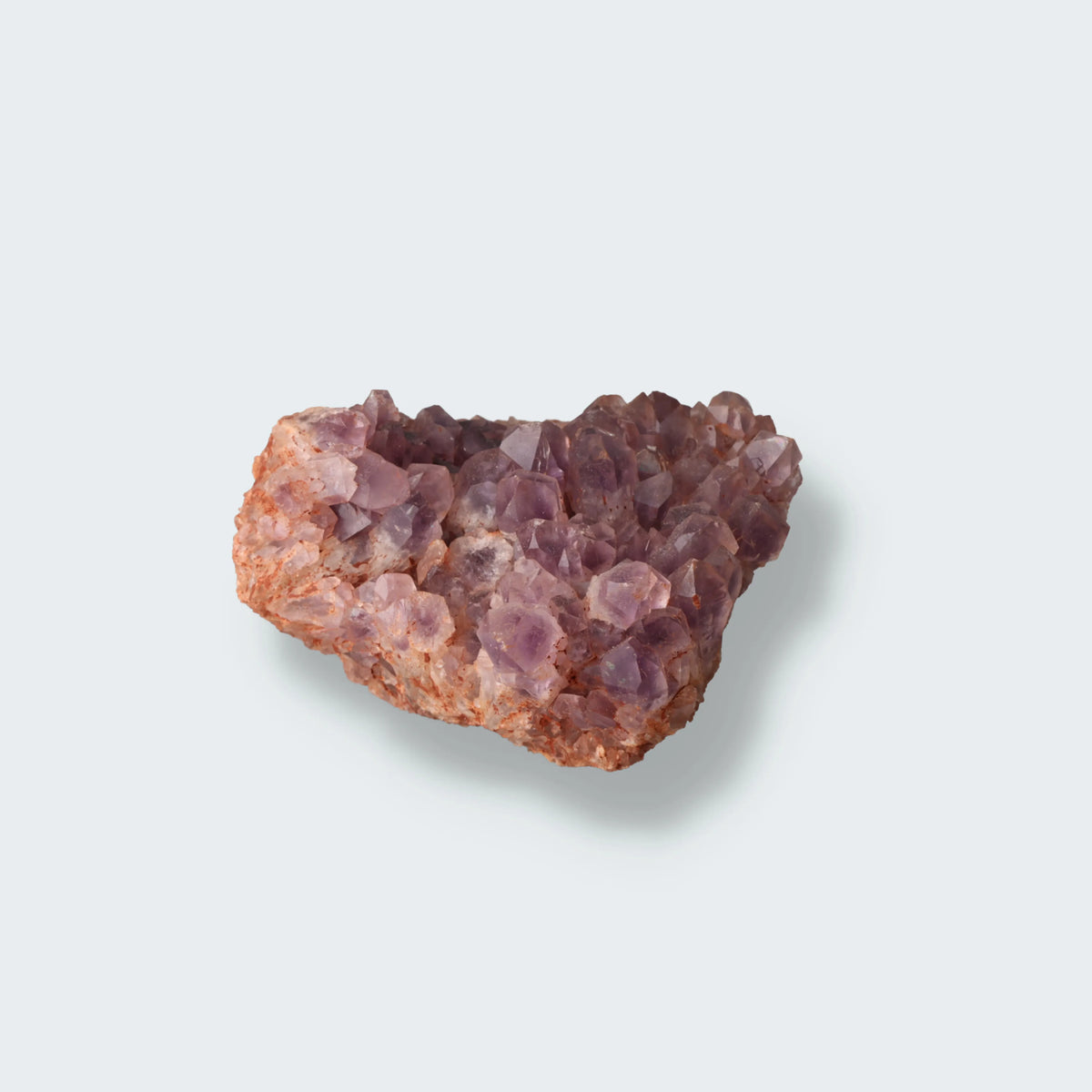 Cloudy Amethyst aus Sambia, naturbelassen, milchig-wolkige Erscheinung in Lavendel bis Dunkelviolett