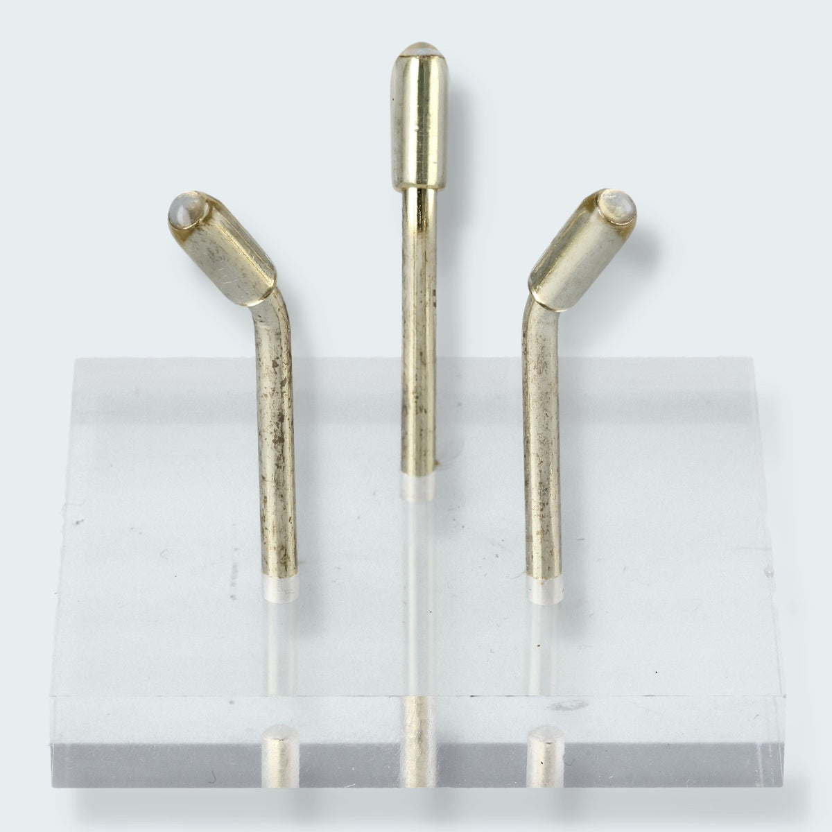 Klarer Acryl Kugelhalter mit eleganten Metallarmen in Silber oder Gold für Kristallkugeln