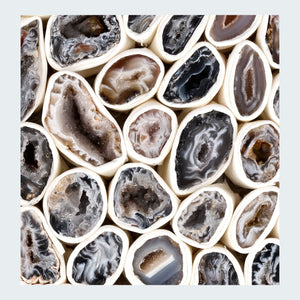 Mini Geode Achat aufgeschnitten mit violett-weißem Kristallinneren, natürliche Mineralformation