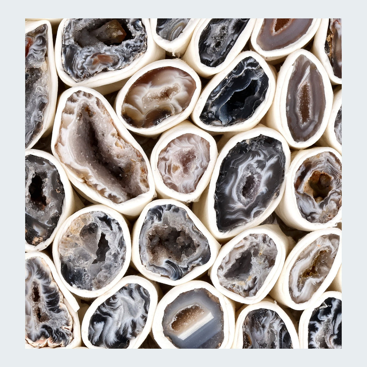 Mini Geode Achat aufgeschnitten mit violett-weißem Kristallinneren, natürliche Mineralformation