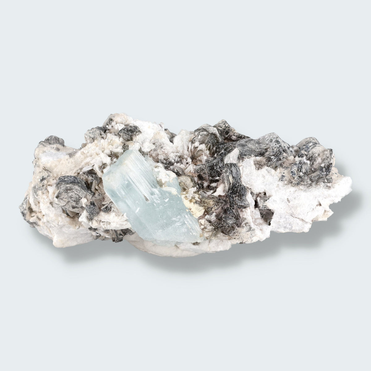 Aquamarin Stufe an Matrix und Quarz aus Pakistan (31g)