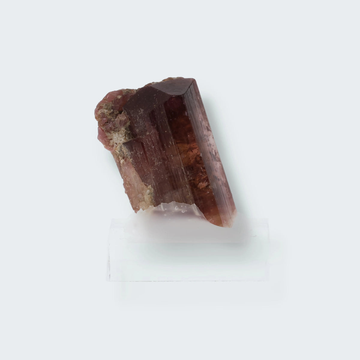 Roter Russland Turmalin Rohstein, ca. 10g, tief-rote Kristallstruktur auf weißem Hintergrund