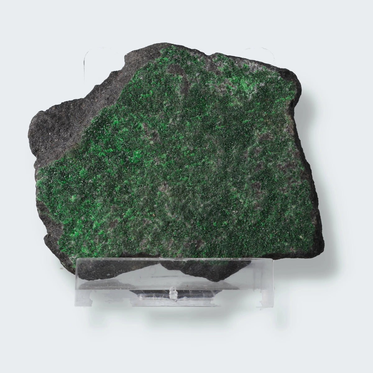 Uwarowit Kristallstufe aus dem Ural – smaragdgrüner Chromgranat auf Gesteinsmatrix, Russland